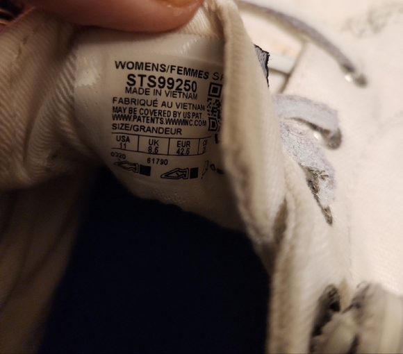 Sperry White Canvas Sneakers with Classic Comfort. - Picture 2 of 4